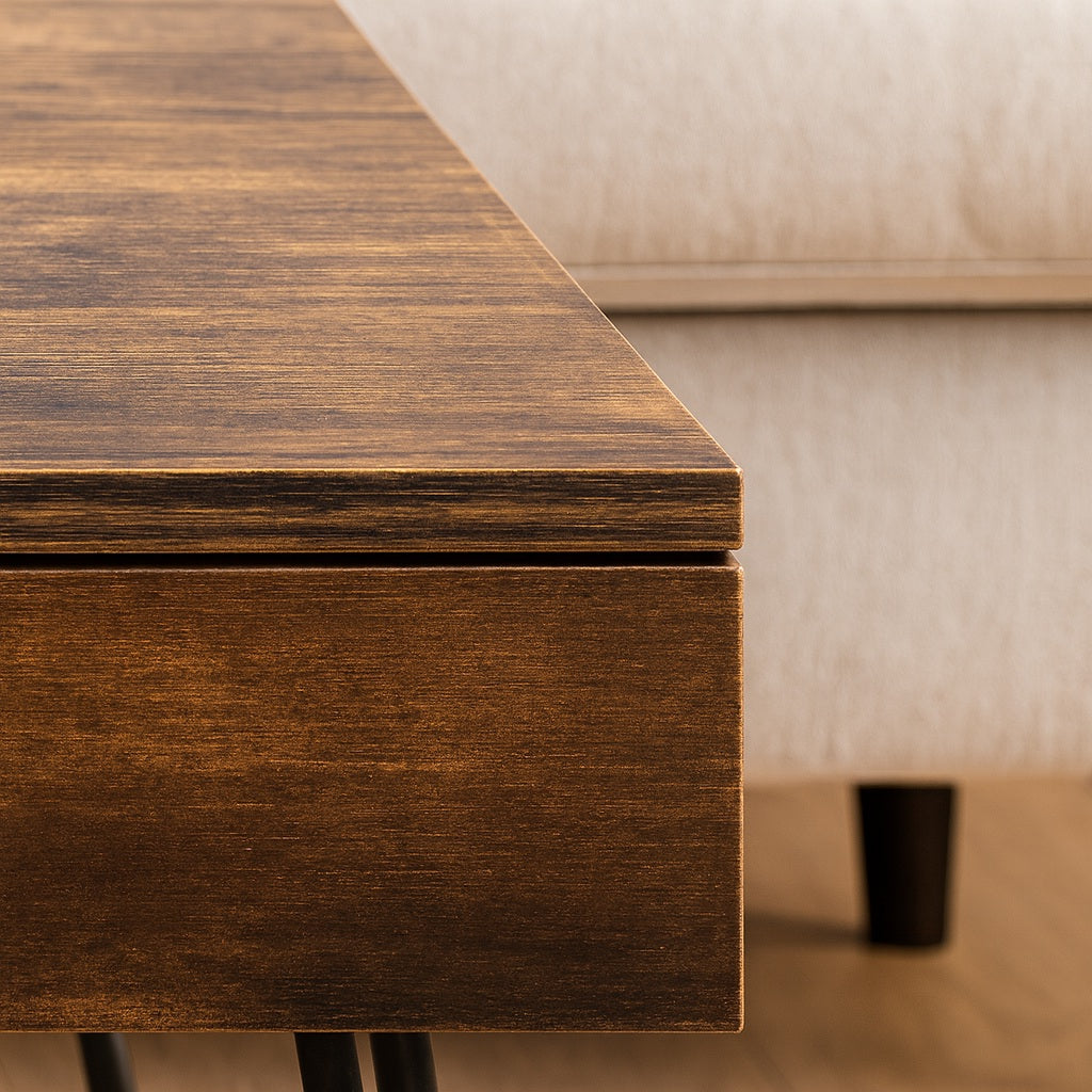 Zoom sur la texture bois de la table basse relevable, finition naturelle et design industriel.