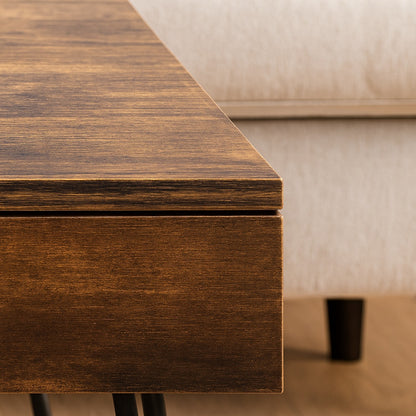 Zoom sur la texture bois de la table basse relevable, finition naturelle et design industriel.