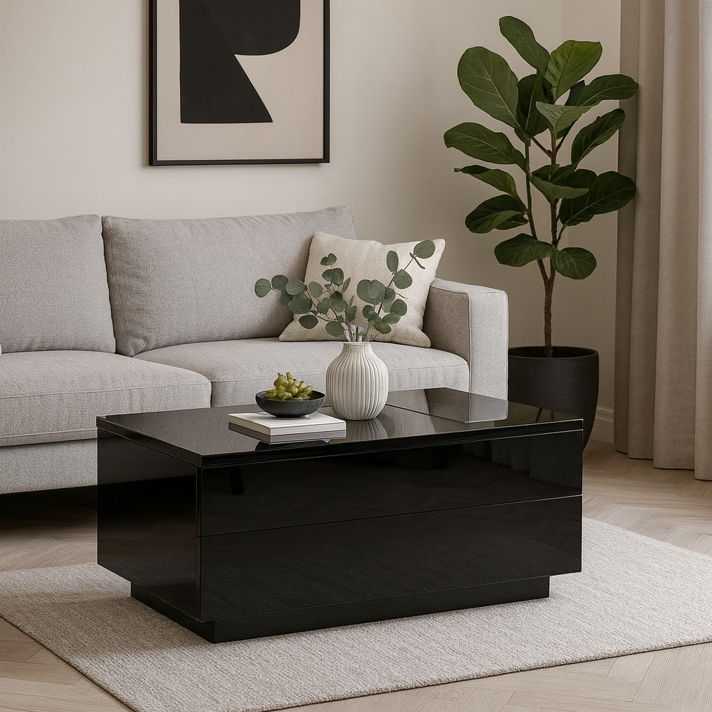Table basse relevable noire laquée dans salon contemporain, élégance et praticité combinées.