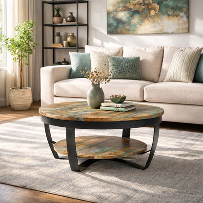 Table basse ronde en bois dans un salon lumineux, table basse en bois patinée avec pieds métal noir et déco moderne