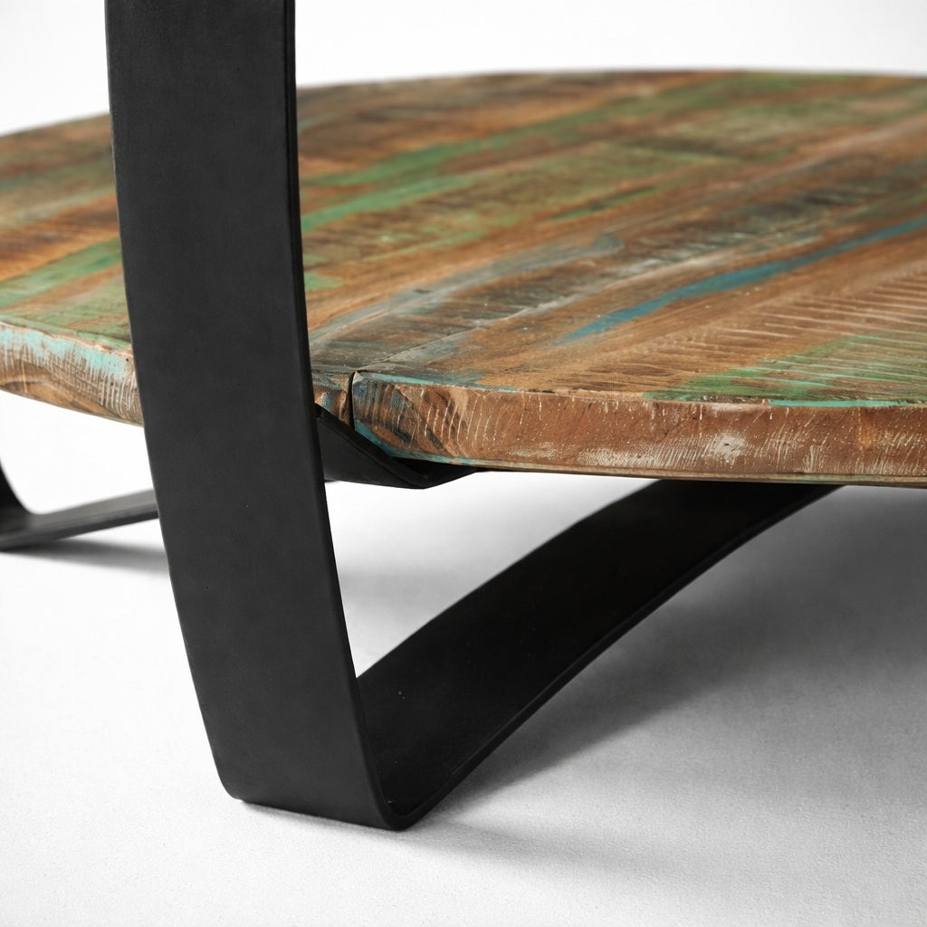 Détail pied métal noir et plateau, table basse ronde en bois patiné, table basse en bois robuste et moderne