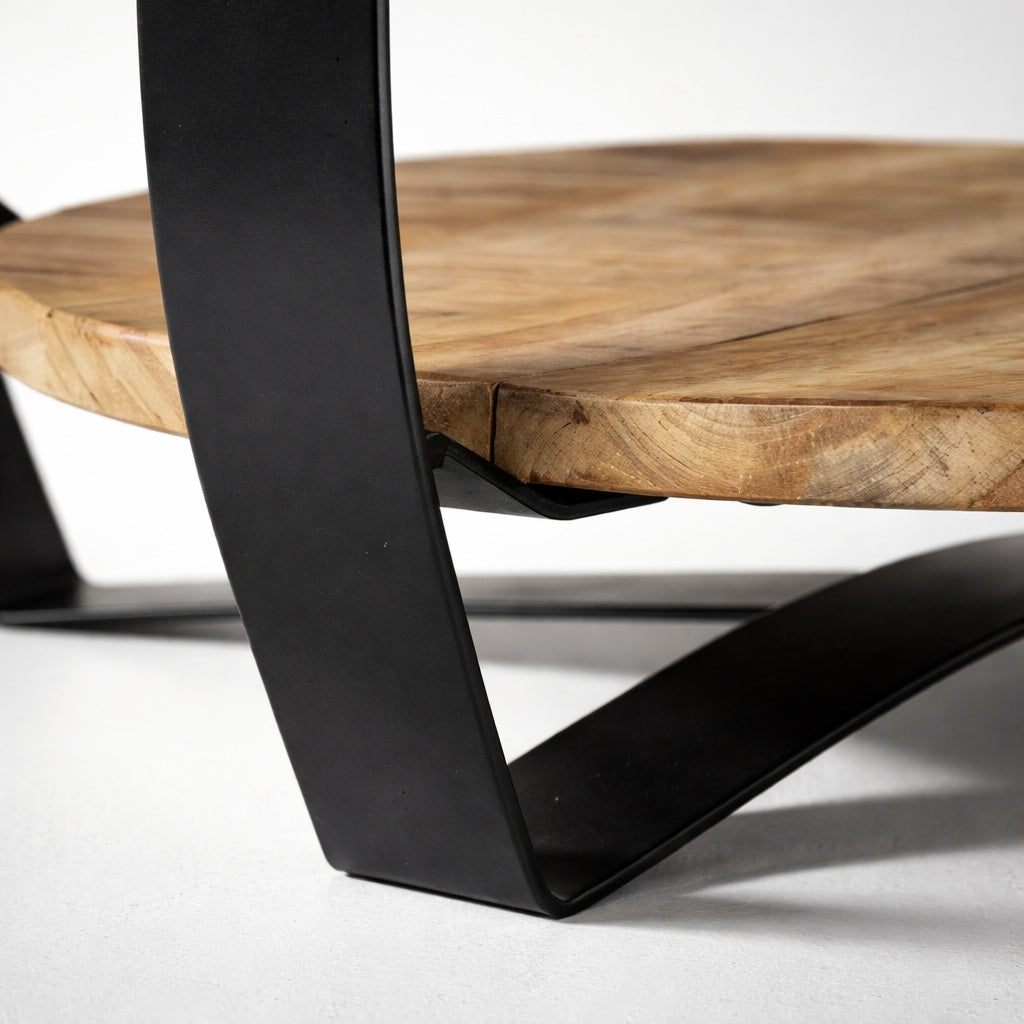 Détail pied métal noir et plateau, table basse ronde en bois robuste, table basse en bois finition industrielle