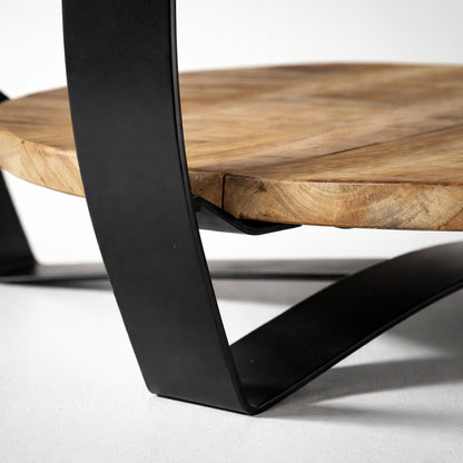 Détail pied métal noir et plateau, table basse ronde en bois robuste, table basse en bois finition industrielle