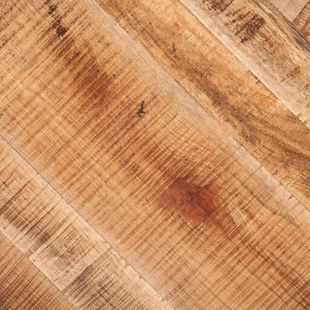 Détail étagère basse métal noir Orbit, table basse ronde en bois avec structure robuste et finition mate