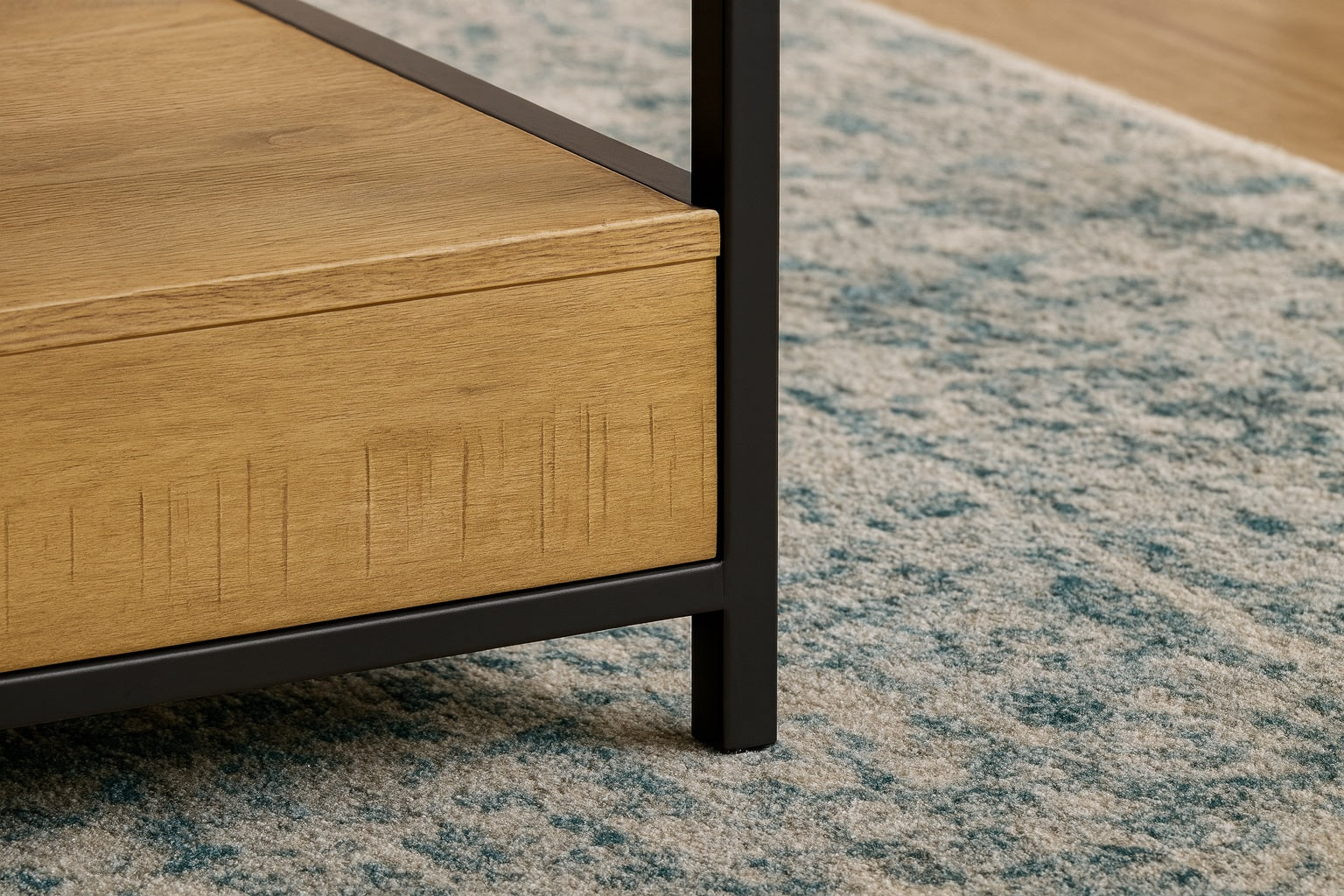 Détail de la table basse relevable en bois et métal noir, finitions robustes et élégantes pour intérieur design.