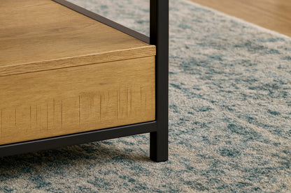 Détail de la table basse relevable en bois et métal noir, finitions robustes et élégantes pour intérieur design.