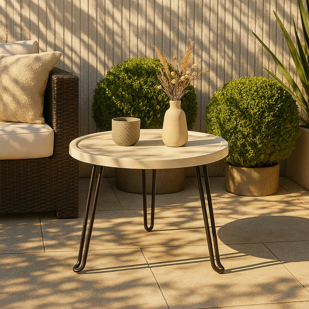 Table basse ronde blanche Arcus en terrasse, décoration contemporaine pour espace extérieur chaleureux.
