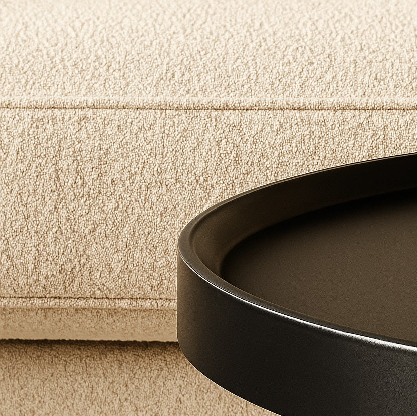Gros plan du plateau de la table basse ronde noire Arcus, finition mate et élégante.