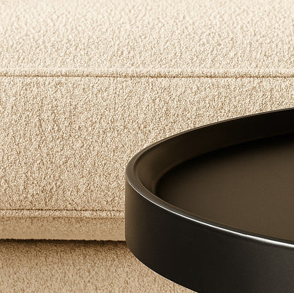 Gros plan du plateau de la table basse ronde noire Arcus, finition mate et élégante.