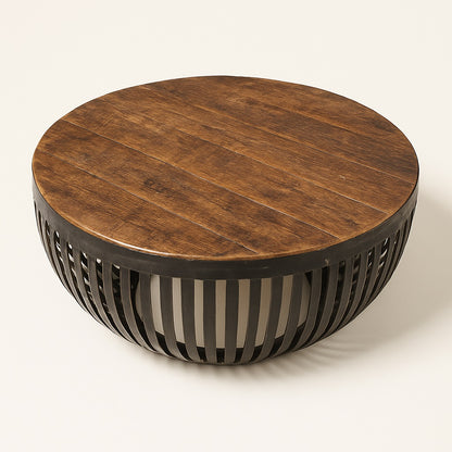 Table basse ronde style industriel avec plateau bois foncé et base métallique ajourée effet panier.