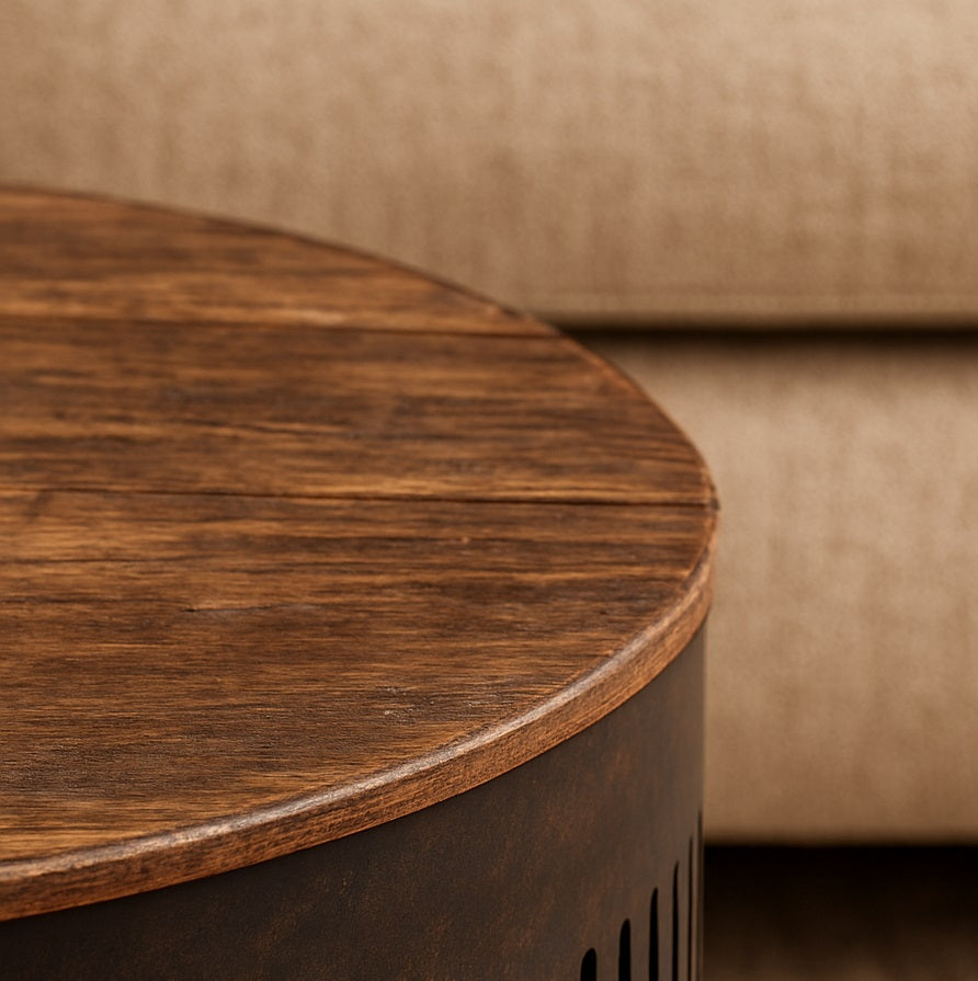 Zoom sur la table basse ronde style industriel avec plateau bois texturé et base en métal foncé.