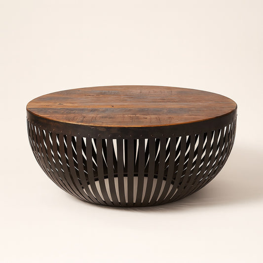 Table basse ronde style industriel en métal ajouré et plateau bois, design moderne pour salon contemporain.