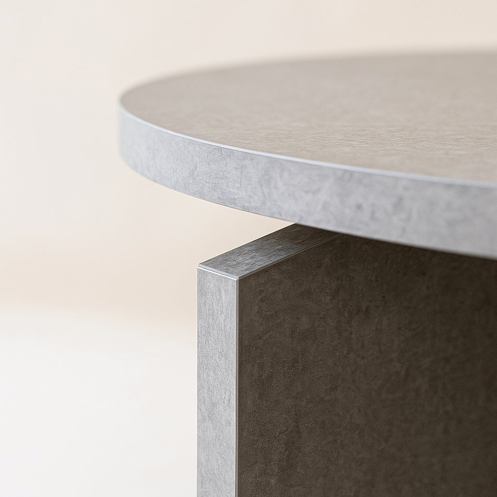 Détail de la table basse moderne Ardoa, table basse rondes finition béton raffinée et design.