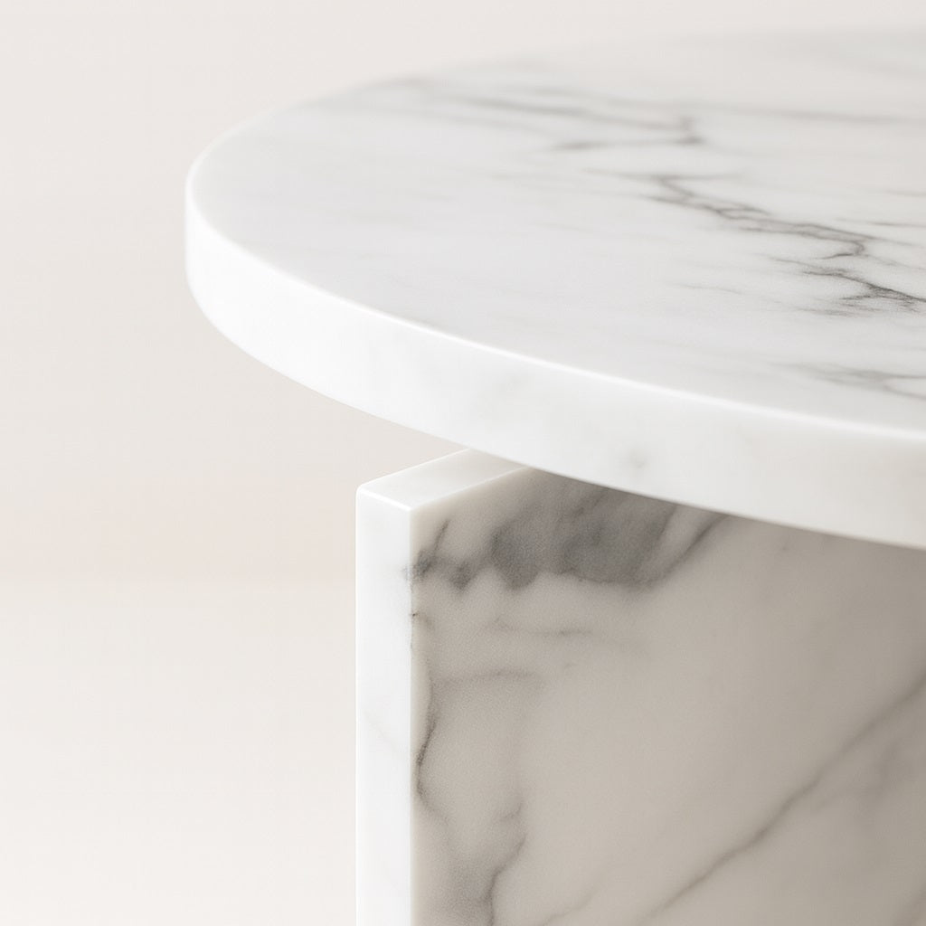 Gros plan sur une table basse ronde en marbre, surface veinée élégante et piètement design pour salon moderne.