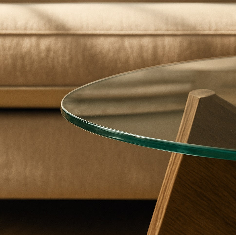 Gros plan d’une table basse ronde avec plateau en verre, finitions élégantes d’une table basse en verre.