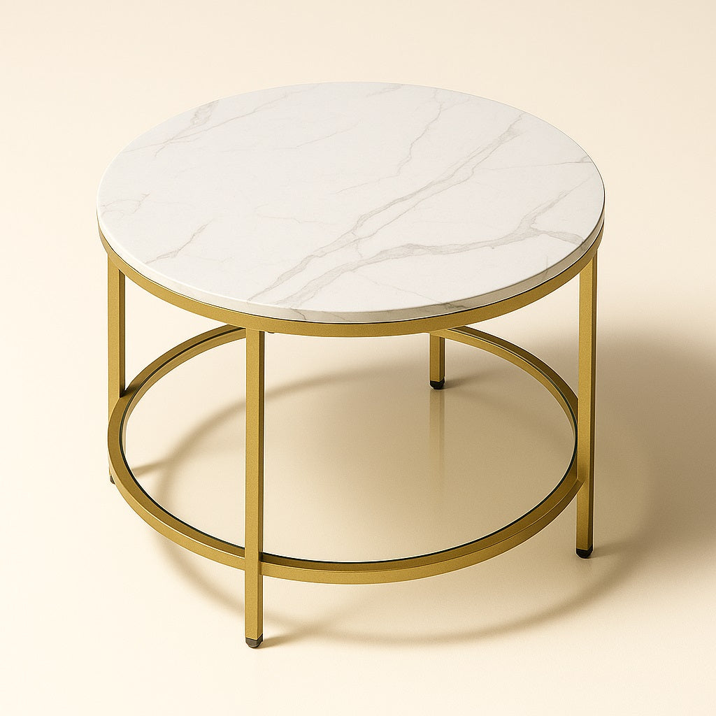 Table basse marbrée ronde NOLYA vue d’angle, plateau effet marbre blanc et pieds dorés contemporains.