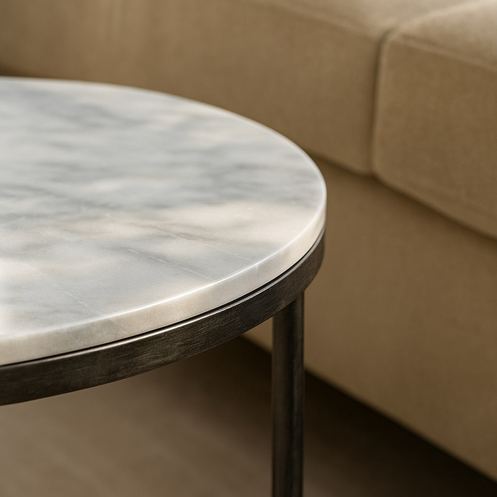 Détail du plateau marbré de la table basse ronde NOLYA, finition lisse et élégante.
