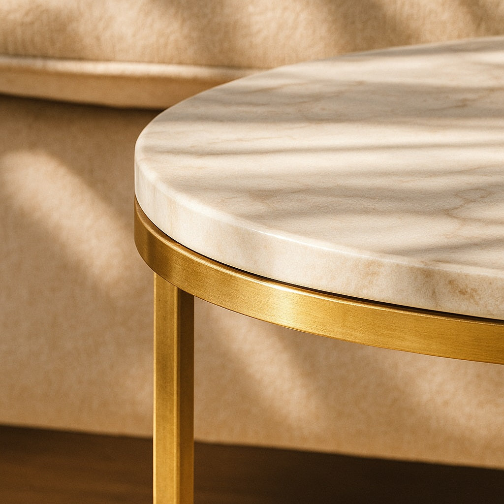 Détail du plateau effet marbre de la table basse ronde NOLYA, surface blanche veinée dorée.
