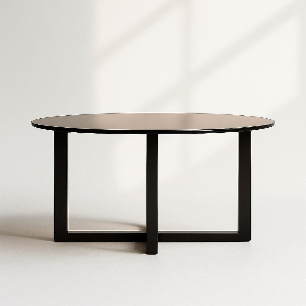 Table basse ronde en verre marron fumé sur base géométrique noire moderne.