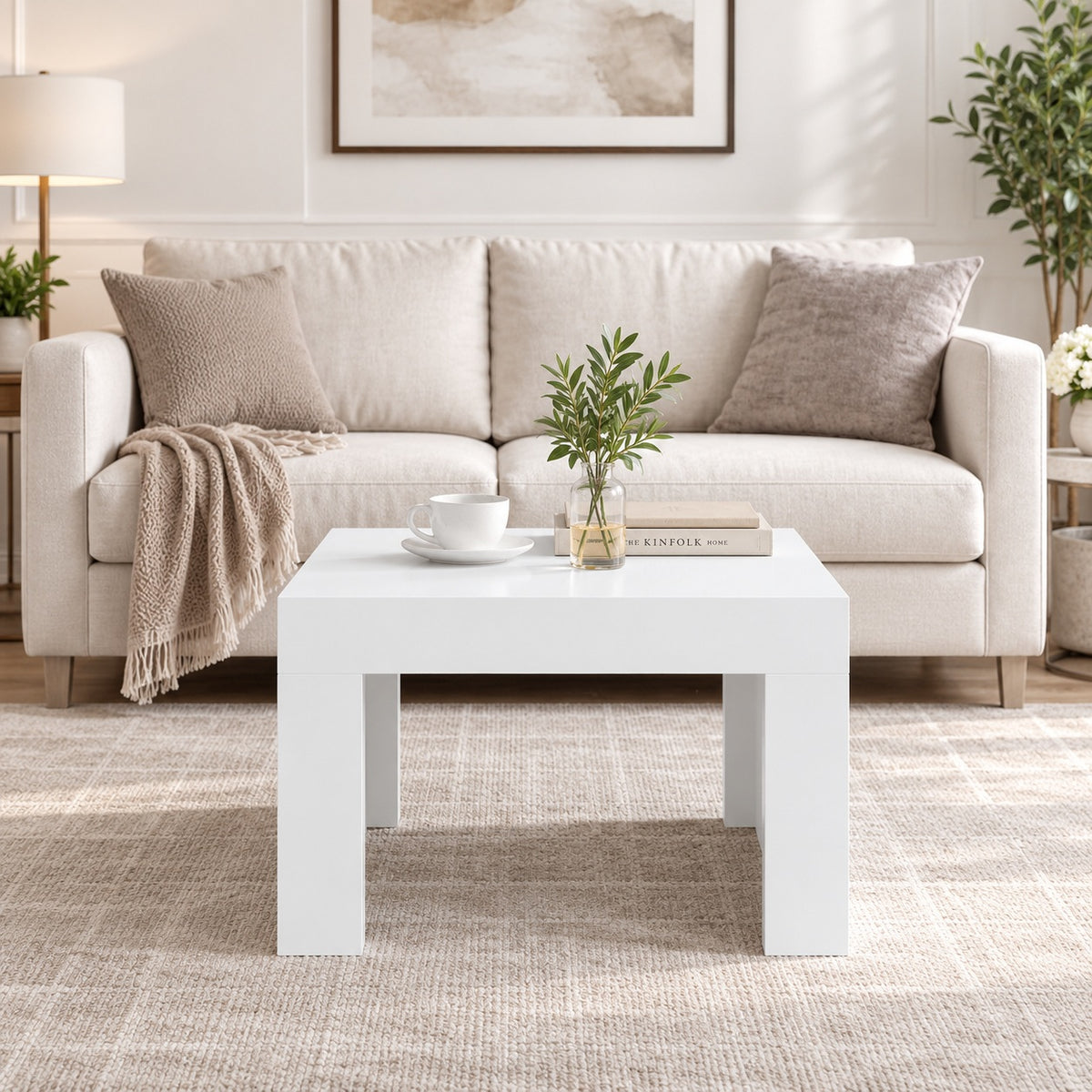 Table basse blanche intégrée dans un salon lumineux, vue de face