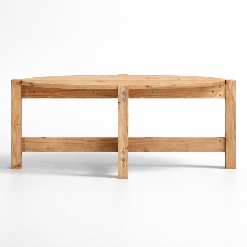 Vue frontale d’une table basse en bois ovale au design artisanal et structure équilibrée.