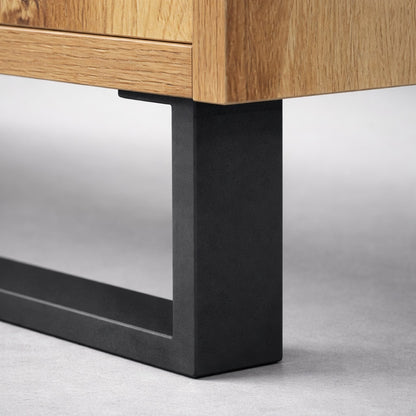 Détail de table basse en bois CORÉA, finition chêne artisanal et structure métal robuste.