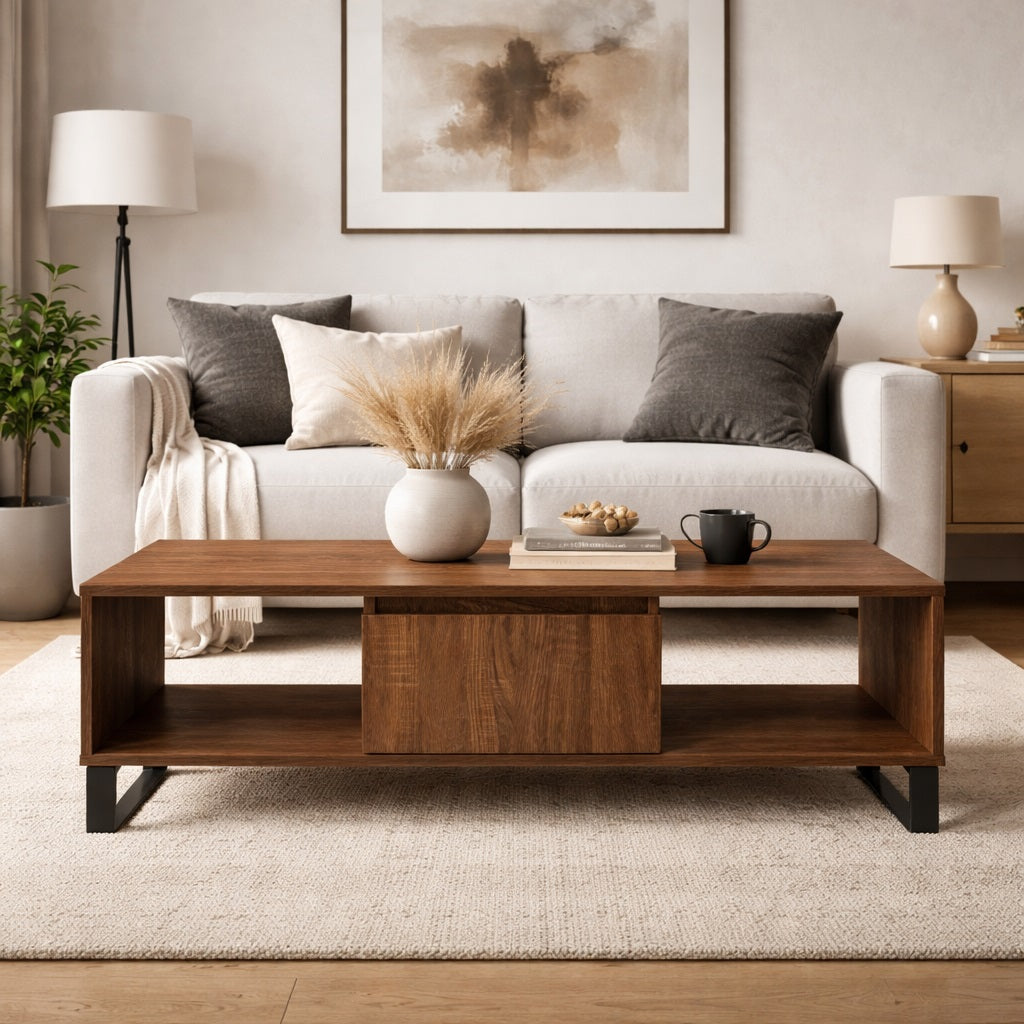 Table basse en bois style industriel avec rangement central, finition bois foncé, idéale pour un salon moderne.
