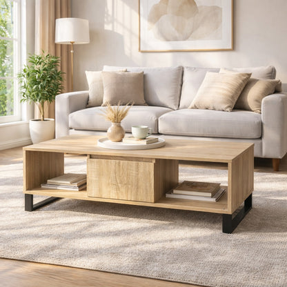 Table basse en bois en situation dans un salon lumineux, design fonctionnel avec espaces de rangement.