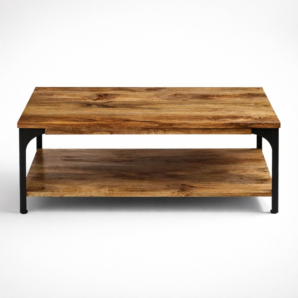Table basse en bois massif avec étagère inférieure et structure métal noir, idéale pour un salon moderne.