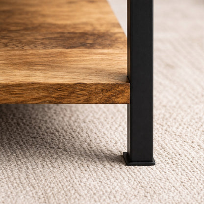 Détail de table basse en bois avec veinage naturel et pied en métal noir, finition robuste et élégante.