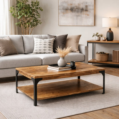 Table basse en bois au style industriel dans un salon chaleureux, parfaite pour une ambiance conviviale.
