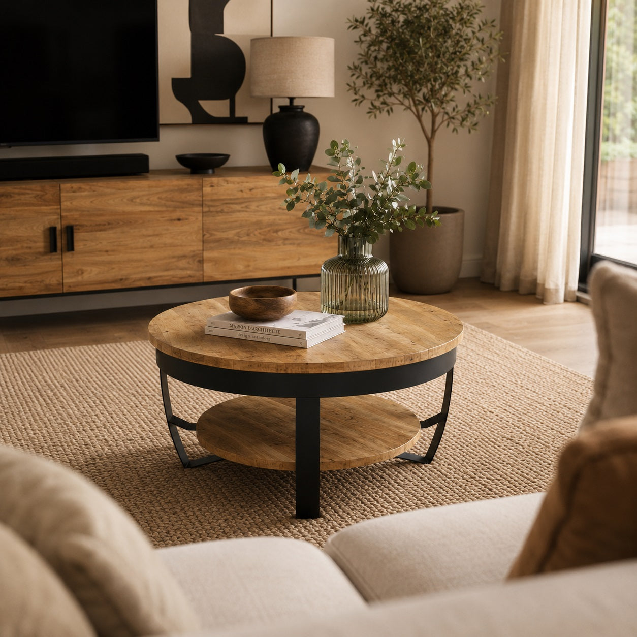 Table basse ronde bois clair avec étagère basse dans salon moderne lumineux au style contemporain chaleureux