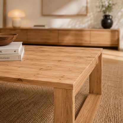 Détail de la table basse en bois design Kaelo avec finition chêne artisanal et lignes minimalistes