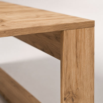 Gros plan sur la table basse en bois design Kaelo avec texture chêne naturel et finition soignée
