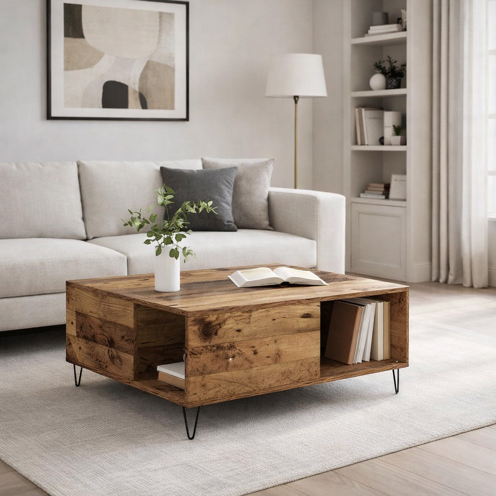 Table basse de salon en bois ancien avec rangements ouverts, design fonctionnel et esprit authentique.