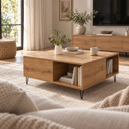 Table basse en bois avec rangements ouverts et pieds noirs, mise en scène dans un salon lumineux et chaleureux.