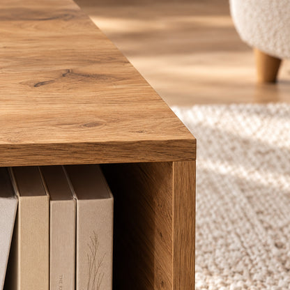Détail du plateau d’une table basse en bois, mettant en valeur la texture et les nuances naturelles du bois.