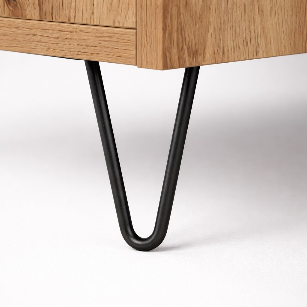 Détail de table basse en bois chêne artisanal, finition soignée et structure robuste pour salon.