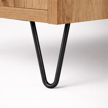 Détail de table basse en bois chêne artisanal, finition soignée et structure robuste pour salon.