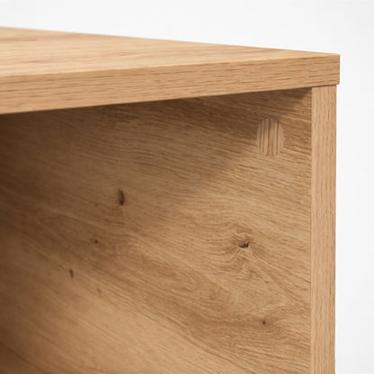 Zoom sur table basse en bois chêne, rangements ouverts et finitions nettes pour un salon moderne.