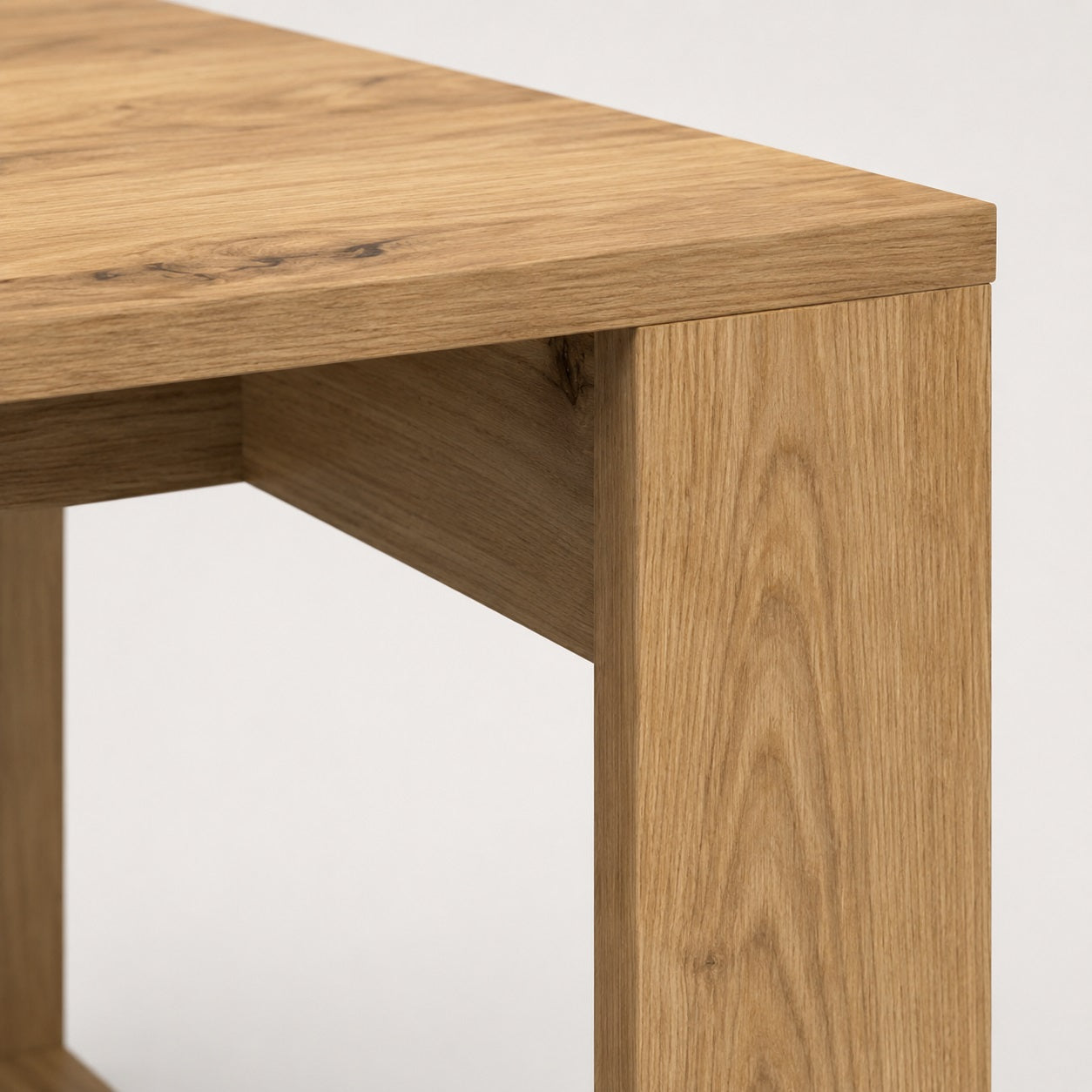 Zoom sur table basse de salon en bois avec texture chêne naturel et finition artisanale