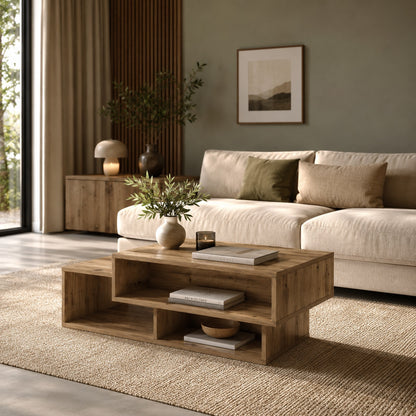 Table basse en chêne artisanal dans un salon moderne beige, ambiance chaleureuse et décoration naturelle élégante.