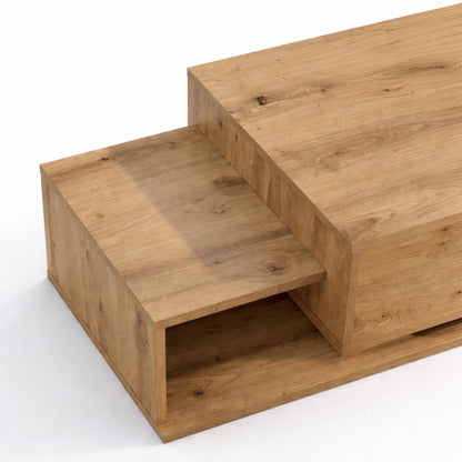 Détail de table basse en bois montrant les plateaux superposés et la finition naturelle du bois.