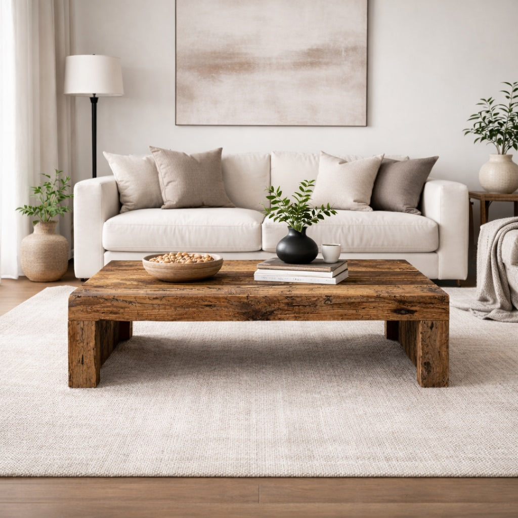 Table basse en bois de salon au charme authentique, intégrée dans un intérieur chaleureux et contemporain.
