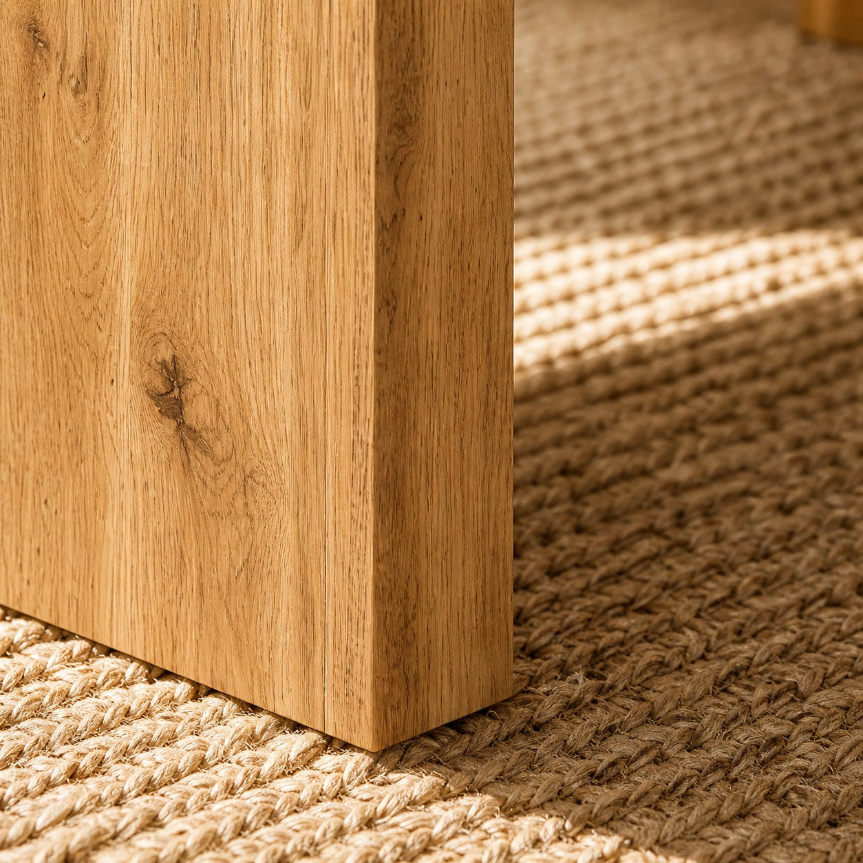 Détail pied table basse en bois naturel, table basse de salon robuste avec finition artisanale