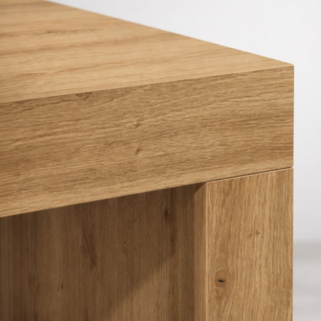 Détail de finition d’une table basse en bois, table basse de salon mettant en valeur le veinage naturel.