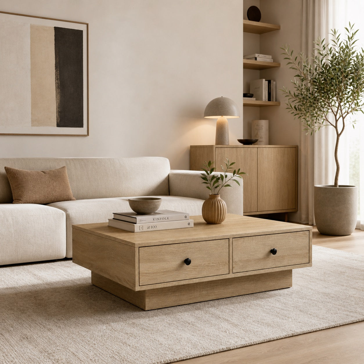 Table basse en bois chêne clair dans salon lumineux, table basse de salon naturelle et moderne
