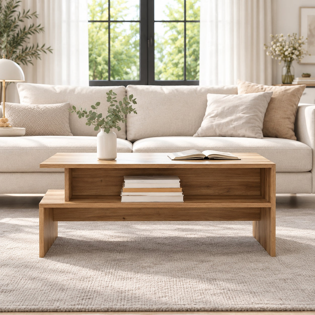 Table basse en bois chêne clair avec étagère dans un intérieur moderne, vue de face