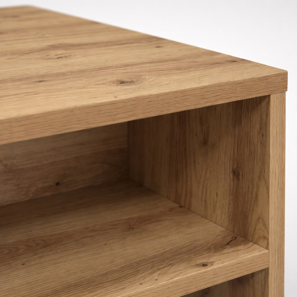Détail du plateau et rangement de table basse en bois chêne, finition soignée, table basse de salon