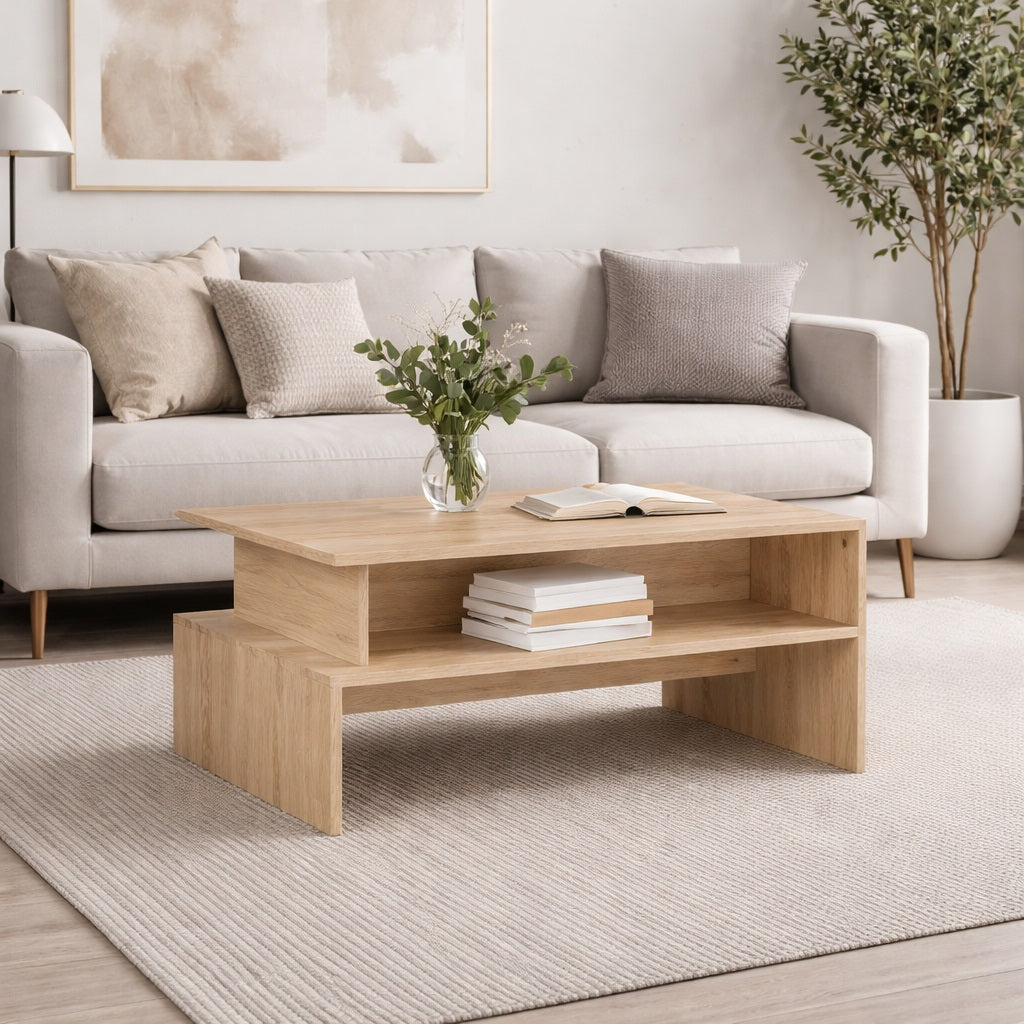 Table basse en bois chêne clair dans un salon contemporain avec rangement, table basse de salon